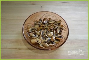 Слоеный салат с курицей и жареными грибами - фото шаг 10