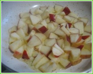 Омлет с яблоками - фото шаг 3