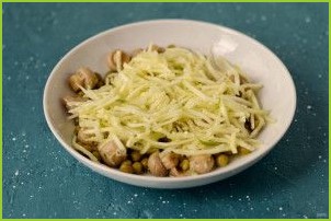 Салат из цукини, шампиньонов и зеленого горошка - фото шаг 5