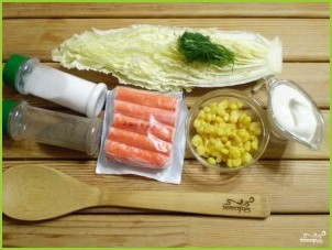 Салат с крабовыми палочками и кукурузой - фото шаг 1