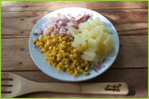 Салат из ананасов и кукурузы - фото шаг 3