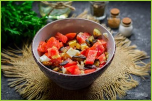 Салат из баклажанов, яиц и помидор - фото шаг 6