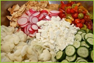 Салат из цветной капусты, огурцов и сухариков - фото шаг 2