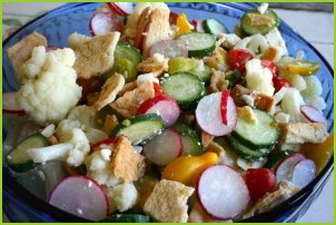 Салат из цветной капусты, огурцов и сухариков - фото шаг 3