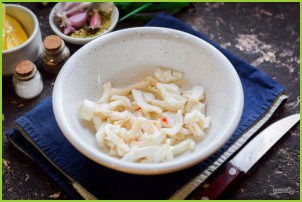Салат из кальмаров с огурцами - фото шаг 2