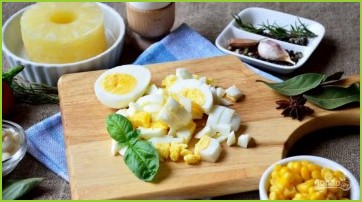 Салат с ананасами и курицей - фото шаг 2