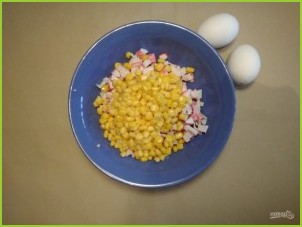 Салат с крабовыми палочками и макаронами - фото шаг 4