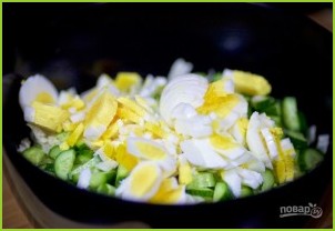 Салат с отварной курицей, яйцом и овощами - фото шаг 4