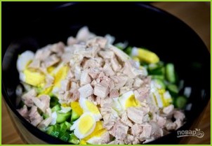 Салат с отварной курицей, яйцом и овощами - фото шаг 5