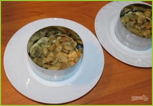 Слоеный салат с курицей, грибами и грецкими орехами - фото шаг 2
