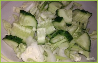 Салат из капусты и огурца с заправкой из нежирного кефира - фото шаг 3