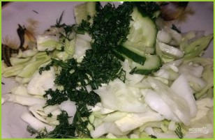Салат из капусты и огурца с заправкой из нежирного кефира - фото шаг 4
