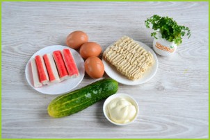 Салат с крабовыми палочками и лапшой быстрого приготовления - фото шаг 1