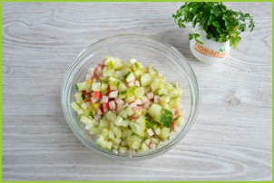 Салат с крабовыми палочками и лапшой быстрого приготовления - фото шаг 4