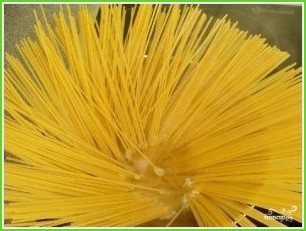 Спагетти с сардинами и сухариками - фото шаг 2