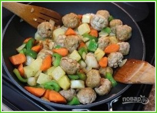 Фрикадельки из курицы в чили соусе с овощами - фото шаг 7