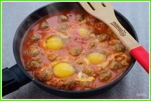 Фрикадельки с томатным соусом и яйцом - фото шаг 5