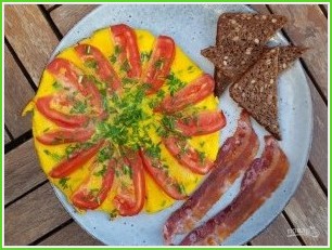 Омлет с помидорами и луком - фото шаг 6