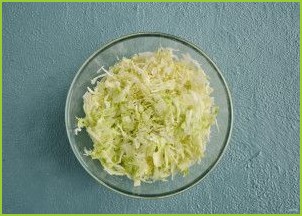Салат из капусты, редиса и огурца - фото шаг 2