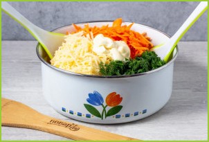 Салат из капусты с сыром и морковью - фото шаг 4