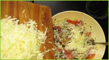 Салат из колбасы и сыра - фото шаг 3