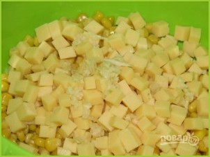 Салат из консервированной кукурузы - фото шаг 3