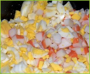 Салат из крабовых палочек и кукурузы - фото шаг 2