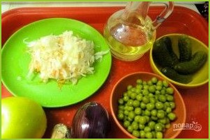 Салат из квашеной капусты и огурцов - фото шаг 1