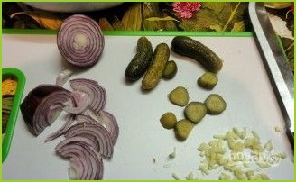 Салат из квашеной капусты и огурцов - фото шаг 2