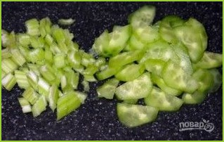 Салат из свежей капусты и огурцов - фото шаг 2