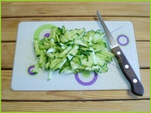 Салат с огурцом и кукурузой - фото шаг 2