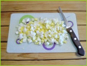 Салат с огурцом и кукурузой - фото шаг 3