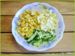 Салат с огурцом и кукурузой - фото шаг 5