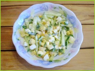 Салат с огурцом и кукурузой - фото шаг 7