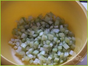 Салат со стеблем сельдерея - фото шаг 1