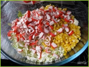 Салат из крабовых палочек и капусты с укропом - фото шаг 2