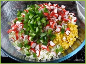 Салат из крабовых палочек и капусты с укропом - фото шаг 3
