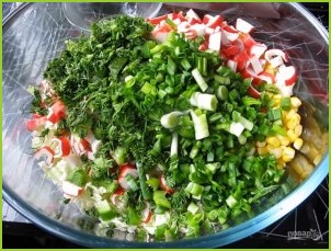 Салат из крабовых палочек и капусты с укропом - фото шаг 5