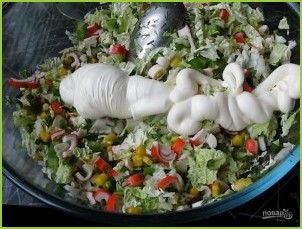 Салат из крабовых палочек и капусты с укропом - фото шаг 6