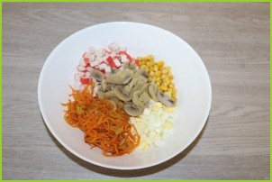 Салат из крабовых палочек с шампиньонами - фото шаг 10