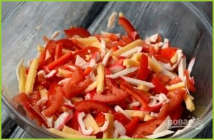 Салат из крабовых палочек с сыром - фото шаг 7