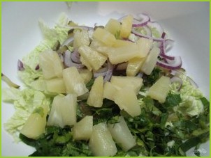 Салат с ананасом и маринованным огурцом - фото шаг 4
