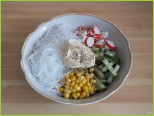 Салат с фунчозой и крабовыми палочками - фото шаг 5