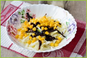 Салат с кукурузой и черносливом - фото шаг 5