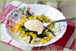 Салат с кукурузой и черносливом - фото шаг 7