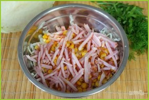 Салат с кукурузой, капустой и колбасой - фото шаг 4