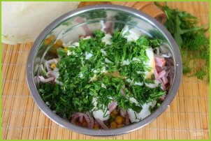 Салат с кукурузой, капустой и колбасой - фото шаг 6
