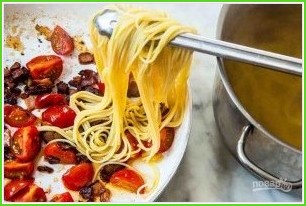 Спагетти с беконом, томатами и яйцом-пашот - фото шаг 4