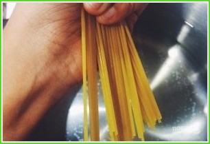 Спагетти с петрушкой - фото шаг 1