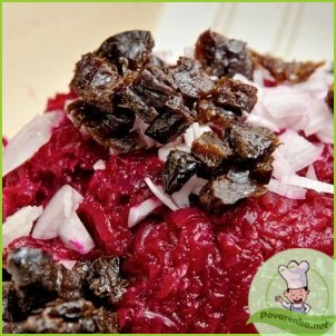Свекольный салат с черносливом и грецкими орехами - фото шаг 7